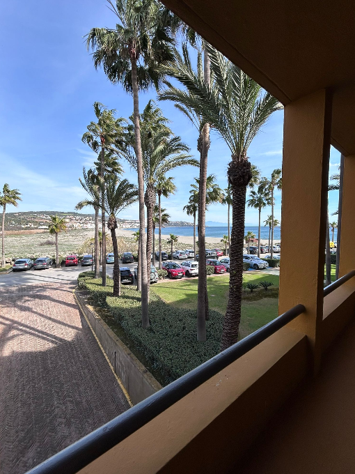 Imagen descriptiva de Apartamento Puerto de Sotogrande con vistas al mar, inmueble a la venta.